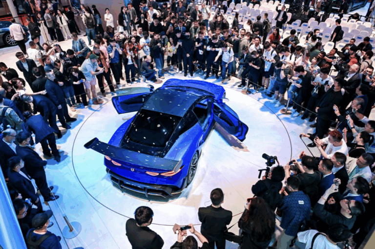 Marcas de luxo da BYD destacam-se no Salão do Automóvel de Xangai 2025