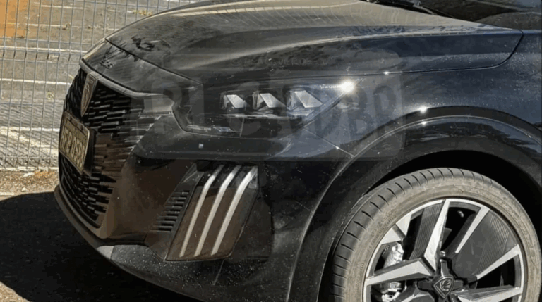 Flagra confirma: Peugeot 208 T200 2026 vai estrear sistema híbrido leve da Stellantis
