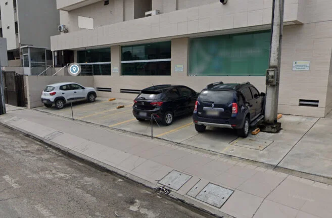 É permitido estacionar em frente a comércio fora do horário de funcionamento? Entenda o que diz a lei