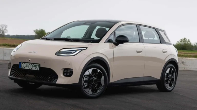 GAC Aion UT chega ao Brasil para desafiar BYD Dolphin com 204 cv, mais espaço e recarga rápida